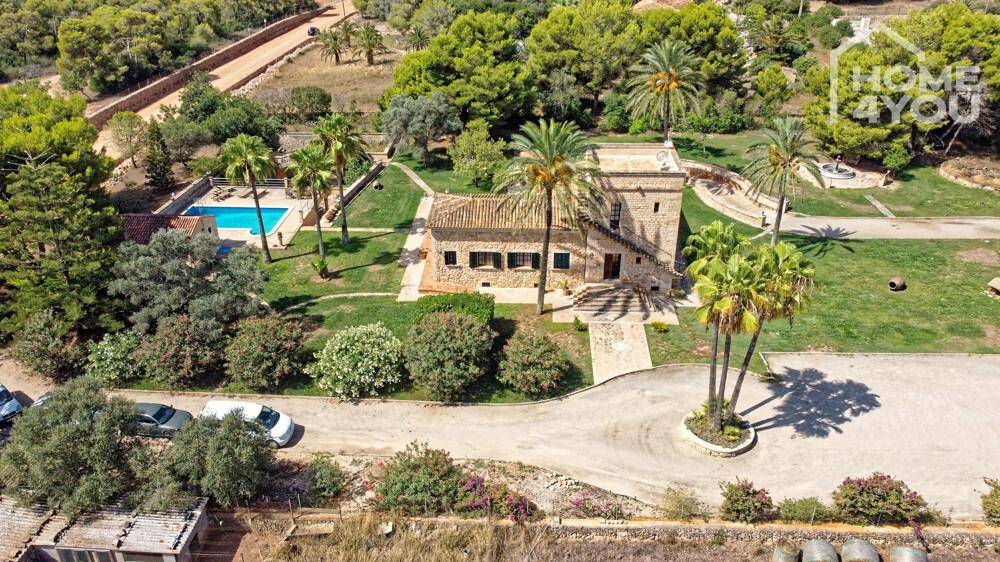 Luftaufnahme des weitläufigen Anwesens mit Pool, umgeben von üppiger mediterraner Vegetation.