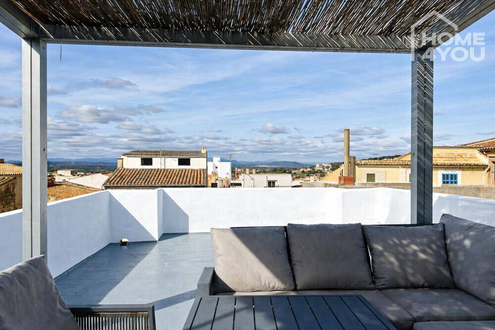 Weitläufige Dachterrasse mit bequemen Loungemöbeln und Panoramablick auf die Umgebung.