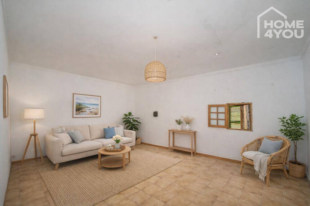 Virtuell möbliertes Wohnzimmer mit Fliesenboden, gemütlichem Sofa und Korbmöbeln.