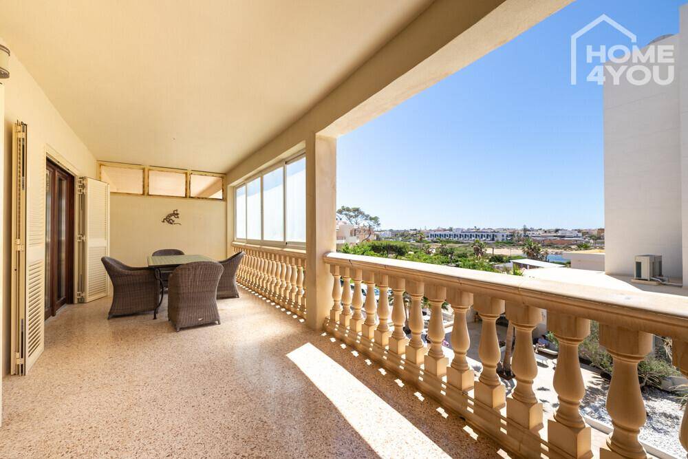 Großer Balkon mit Sitzgelegenheiten, Balustrade und weitem Blick.