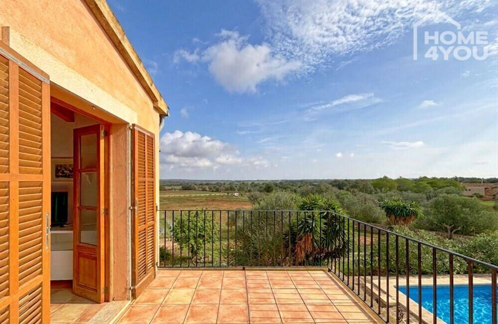 Geräumiger Balkon mit Terrakottafliesen und weitem Blick über die ländliche Umgebung.