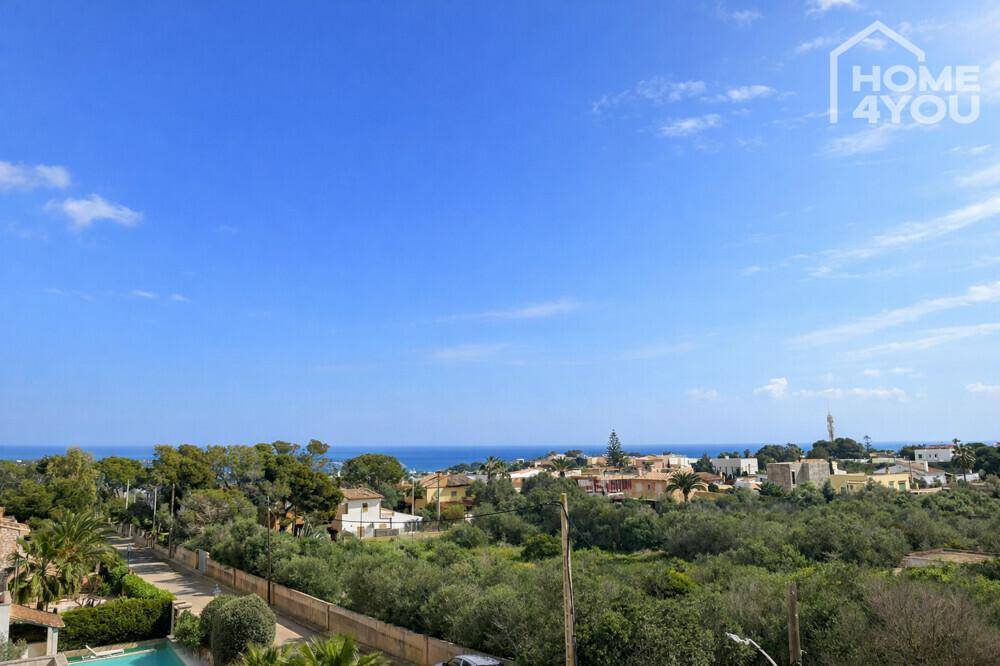 Panoramablick auf die Küste, das Meer und die umliegende Bebauung.