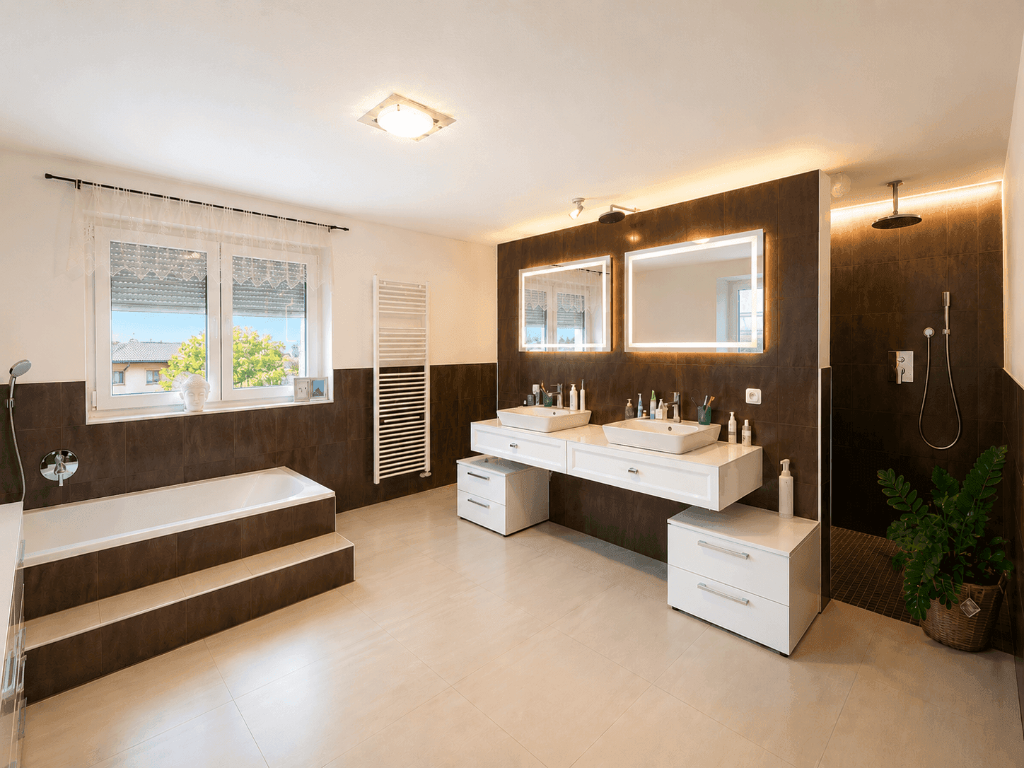 Großes modernes Badezimmer mit Doppelwaschbecken, Badewanne und begehbarer Dusche.