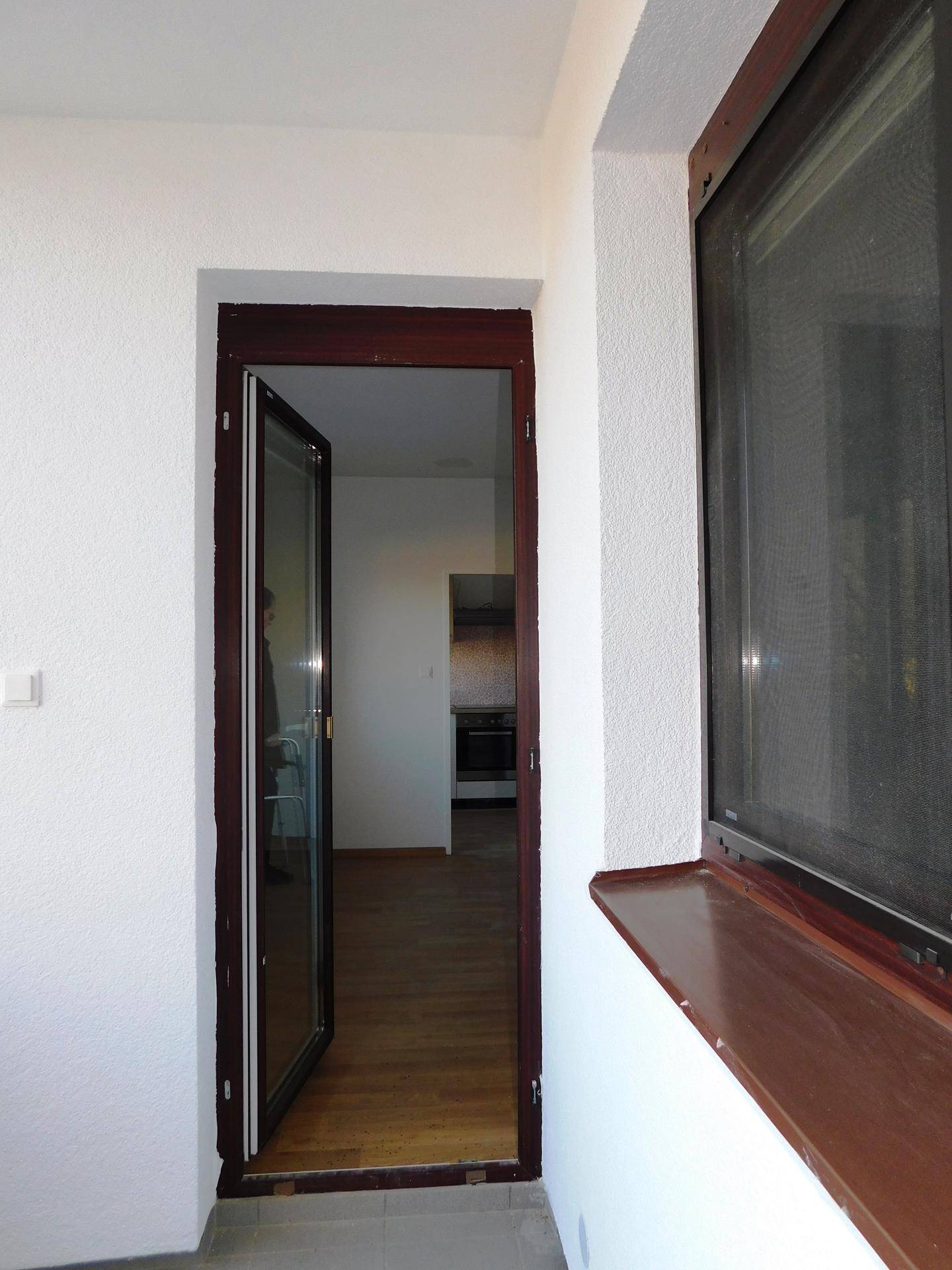 Offene Balkontür mit Blick in den Innenraum der Wohnung.