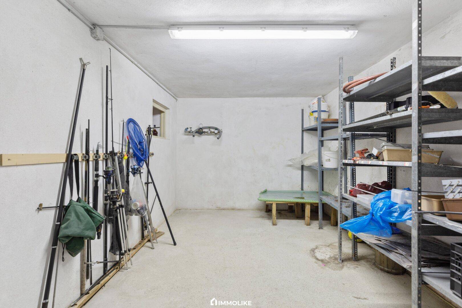 Geräumiger Kellerraum mit Regalen und Stauraum für Sportausrüstung und Haushaltsgegenstände.