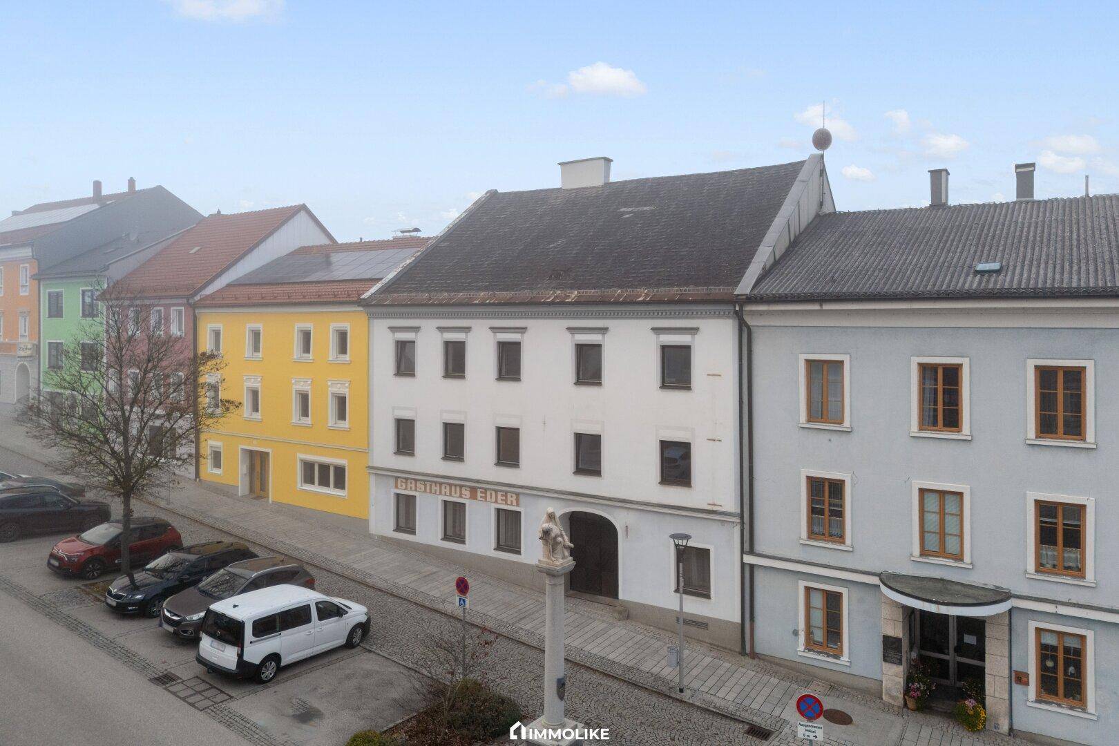 Vogelperspektive auf die historische Gebäudereihe mit dem Gasthaus Eder in der Mitte.