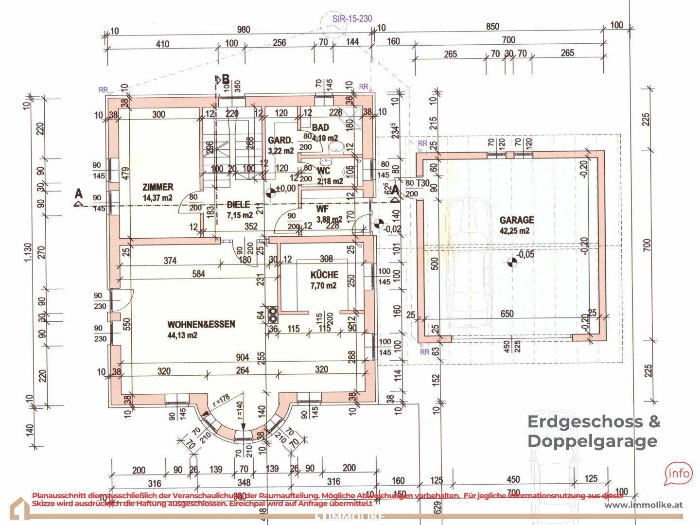 Grundriss des Erdgeschosses mit Wohnbereich, Küche, Zimmer und Doppelgarage.