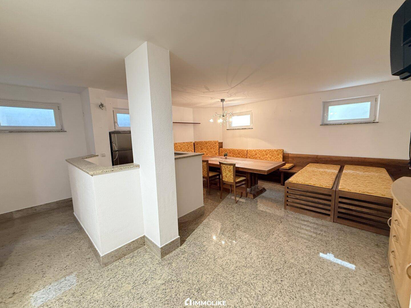 Ausgebauter Kellerraum mit Essbereich, Bar und Sitzgelegenheiten, ideal für gesellige Runden.