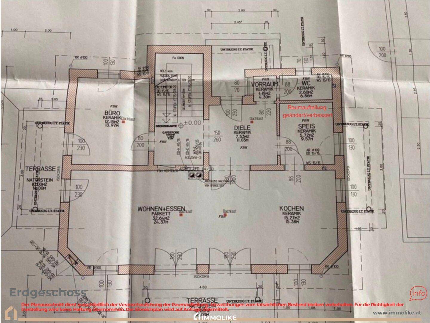 Grundriss des Erdgeschosses mit offenem Wohn-Essbereich, Küche, Büro und Terrasse.