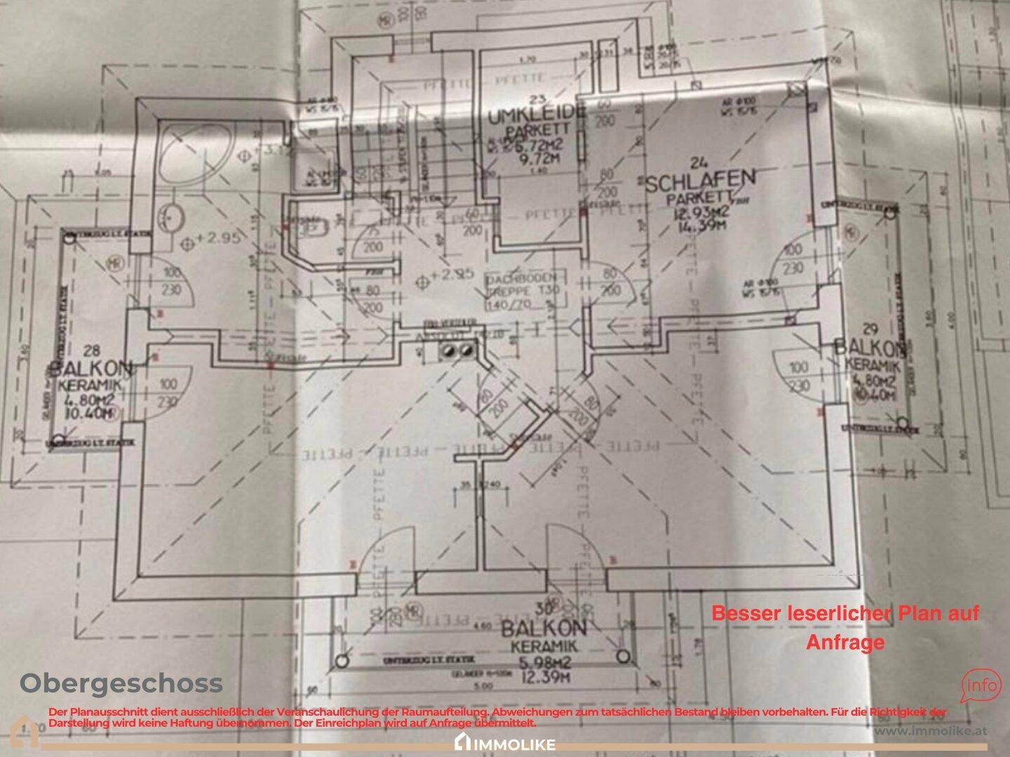 Grundriss des Obergeschosses mit Schlafzimmern, Ankleide und Balkonzugang.