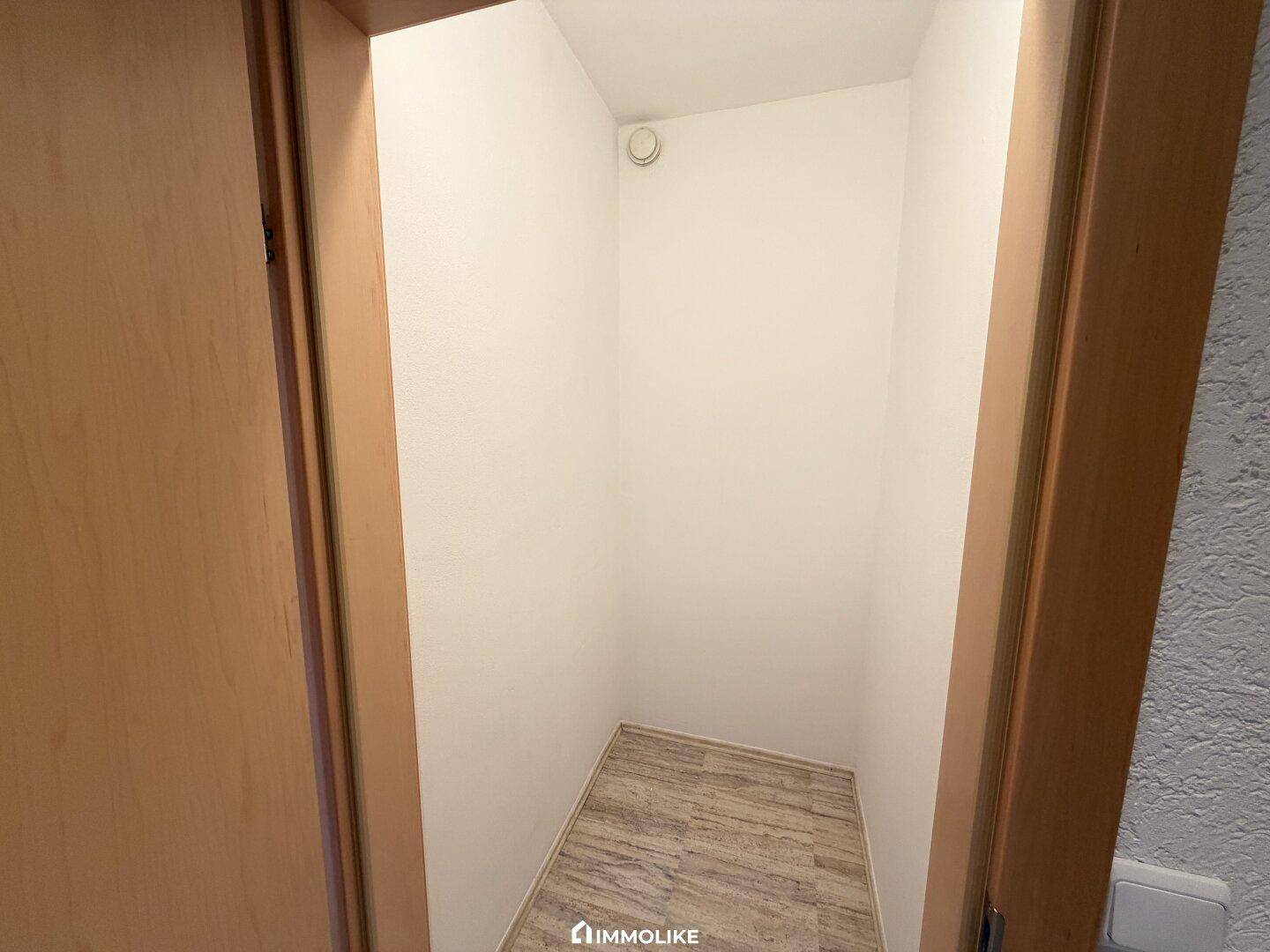 Praktischer Abstellraum mit Fliesenboden, ideal für zusätzlichen Stauraum im Haushalt.
