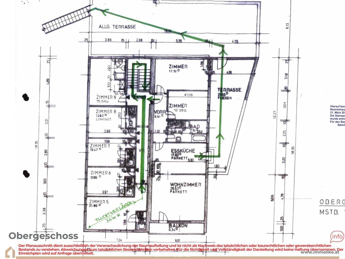 Grundriss des Obergeschosses mit mehreren Zimmern, Wohnzimmer, Essküche, Balkon und Terrasse.