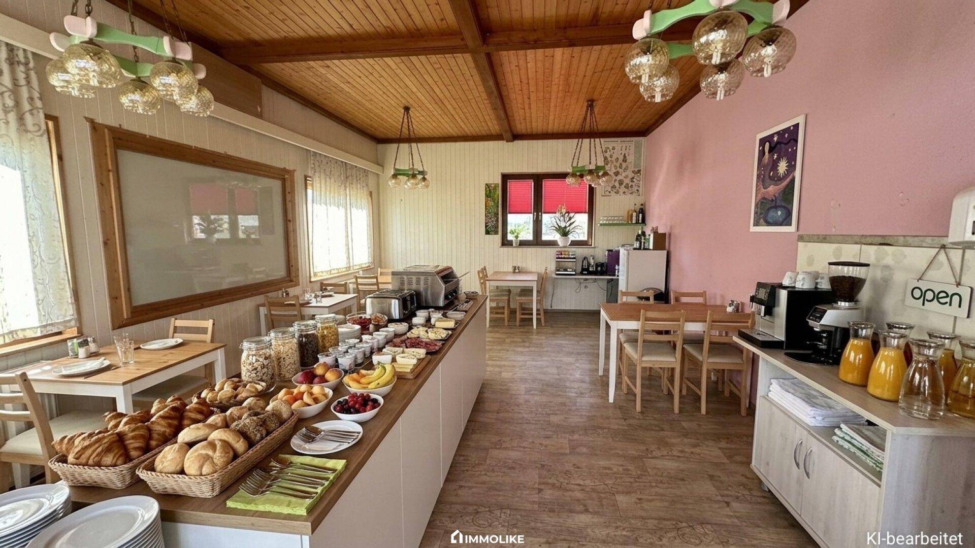 Geräumiger Frühstücksraum mit Holzbalkendecke, mehreren Tischen und einem reichhaltigen Buffet.