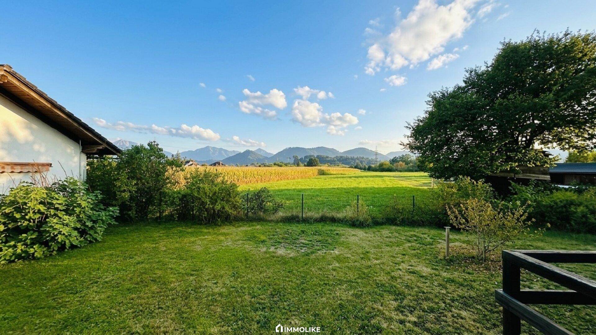 Malerischer Ausblick auf weite Felder und die umliegende Berglandschaft.