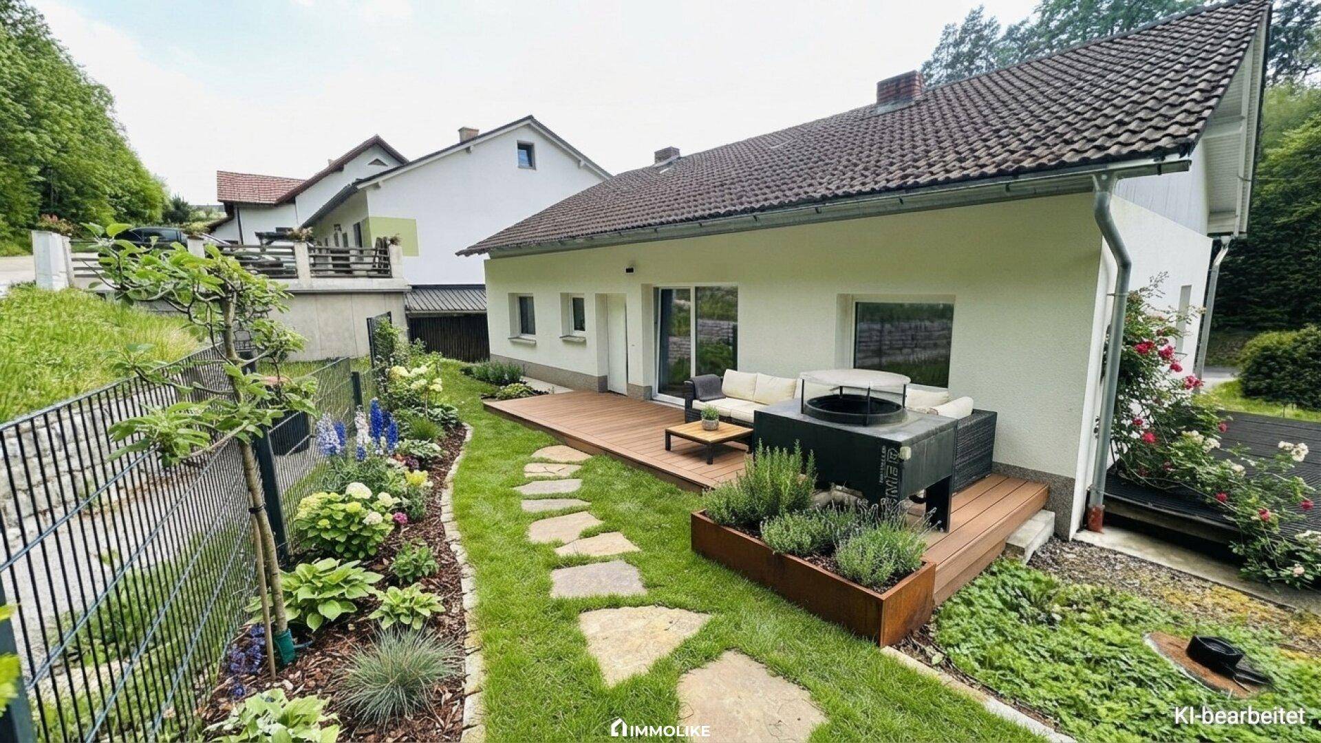 Seitlicher Gartenbereich mit Holzterrasse, gemütlicher Sitzecke und Grillplatz.