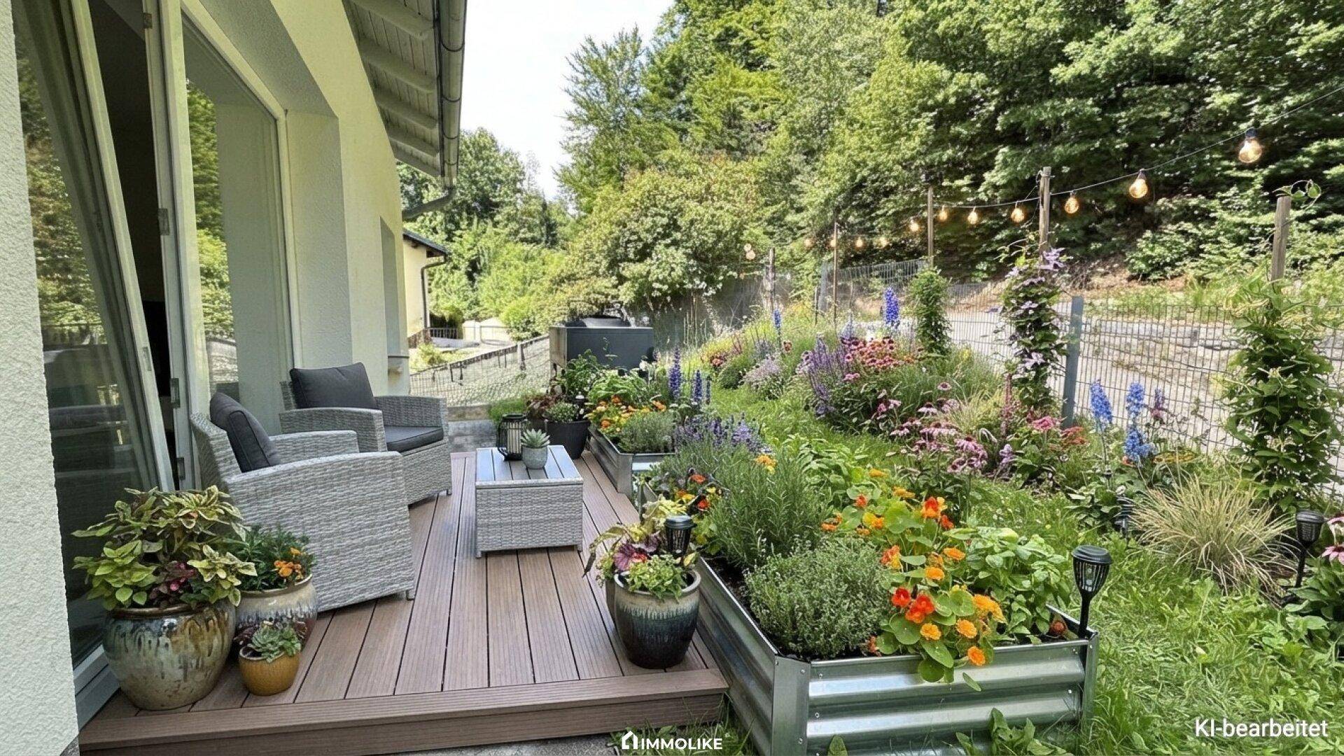 Gemütliche Holzterrasse mit Outdoor-Möbeln, bunten Hochbeeten und stimmungsvoller Beleuchtung.