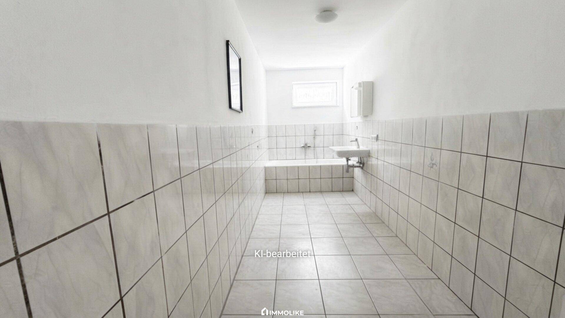 Einfaches Badezimmer mit Fliesen an Wänden und Boden, ausgestattet mit Badewanne und Waschbecken.
