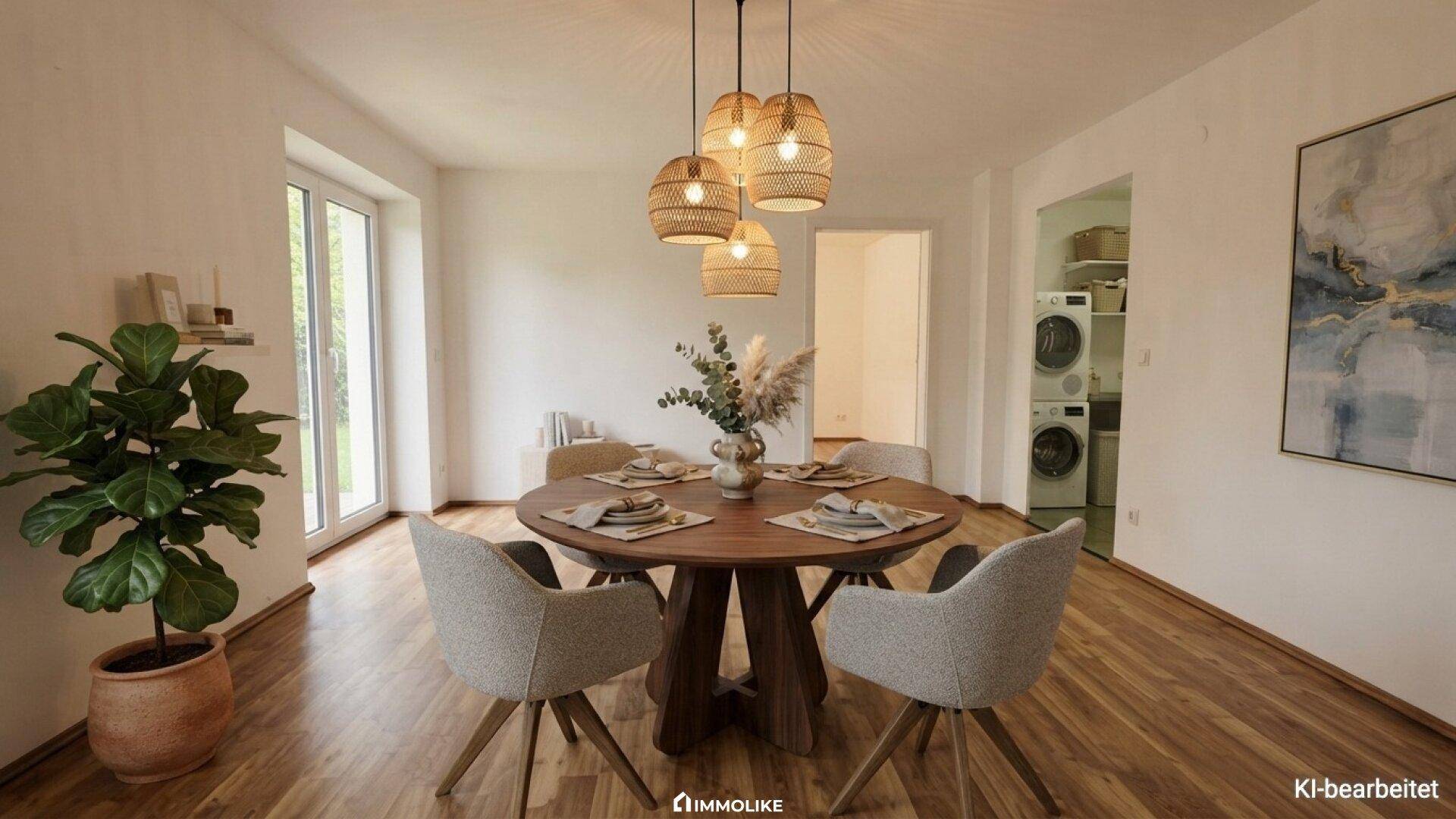 Gemütlicher Essbereich mit Holztisch, modernen Stühlen und Blick in den Hauswirtschaftsraum.