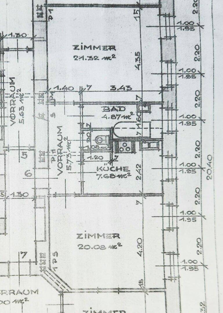 Detaillierter Grundriss mit Raumaufteilung, inklusive Bad, Küche, Zimmern und Balkon.