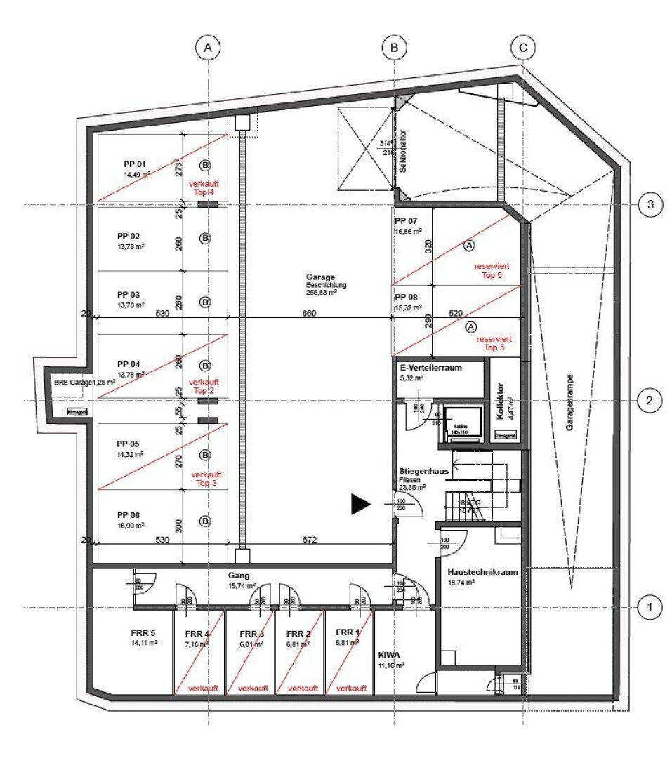 Grundriss des Untergeschosses mit mehreren Parkplätzen, Fahrradraum und Technikbereichen.