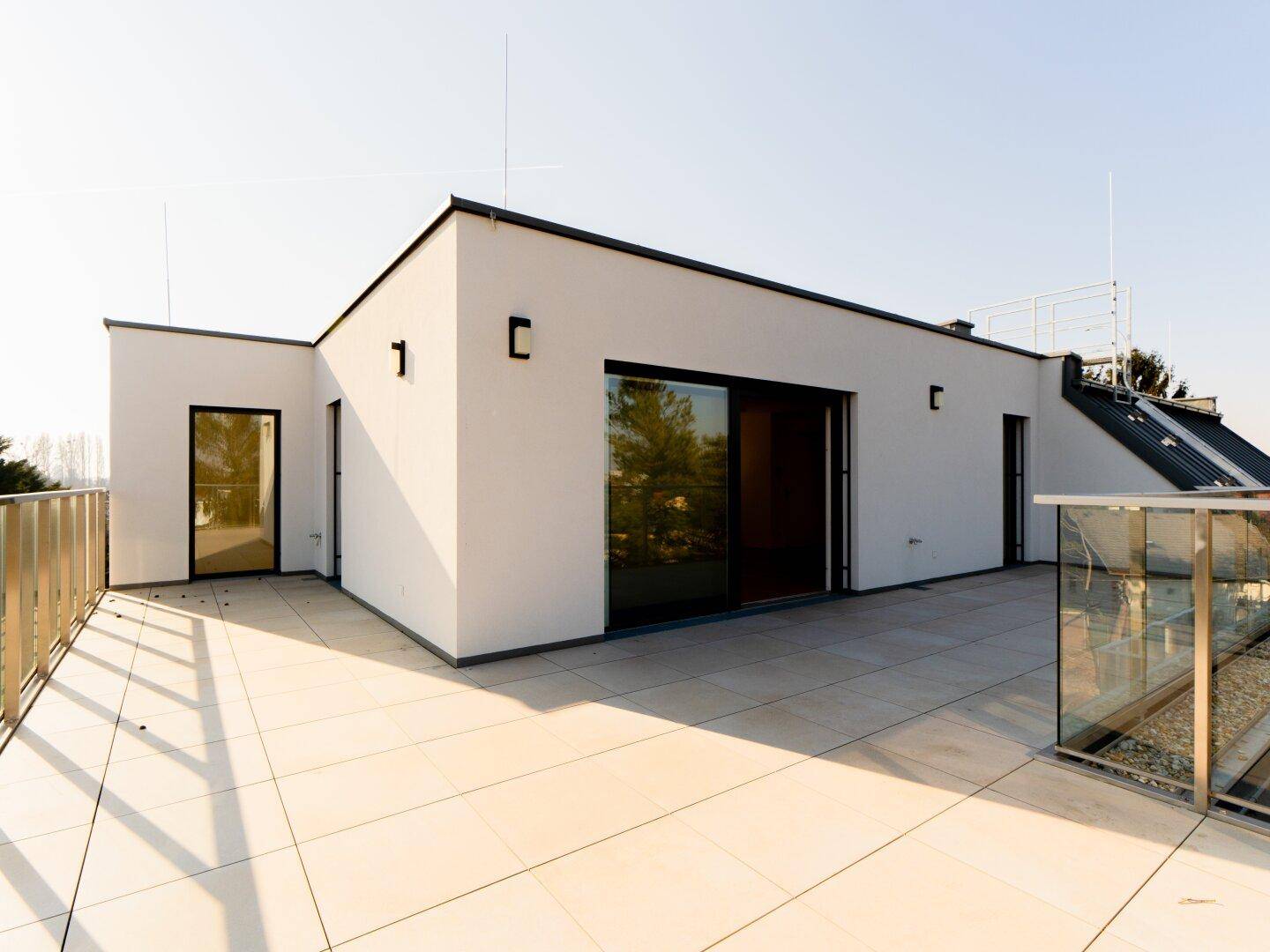 Weitläufige Dachterrasse mit moderner Architektur und viel Platz für Outdoor-Aktivitäten.