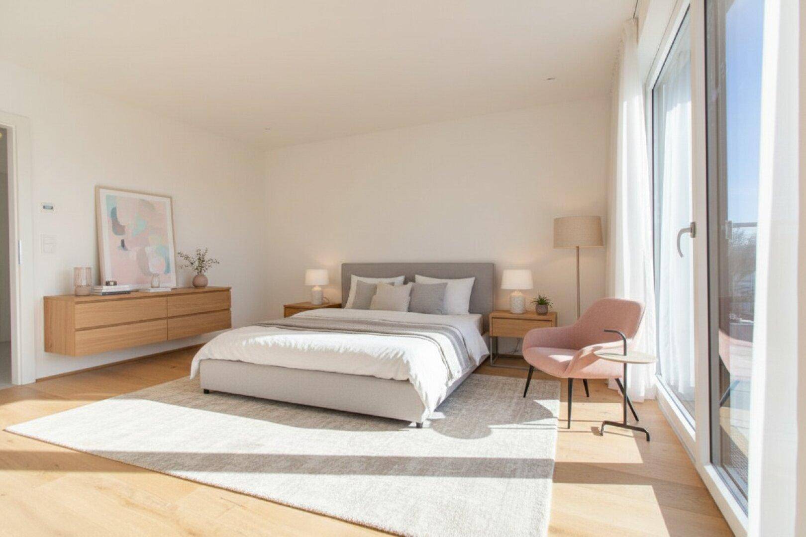 Lichtdurchflutetes Schlafzimmer mit großen Fenstern, Holzboden und moderner, minimalistischer Einrichtung.
