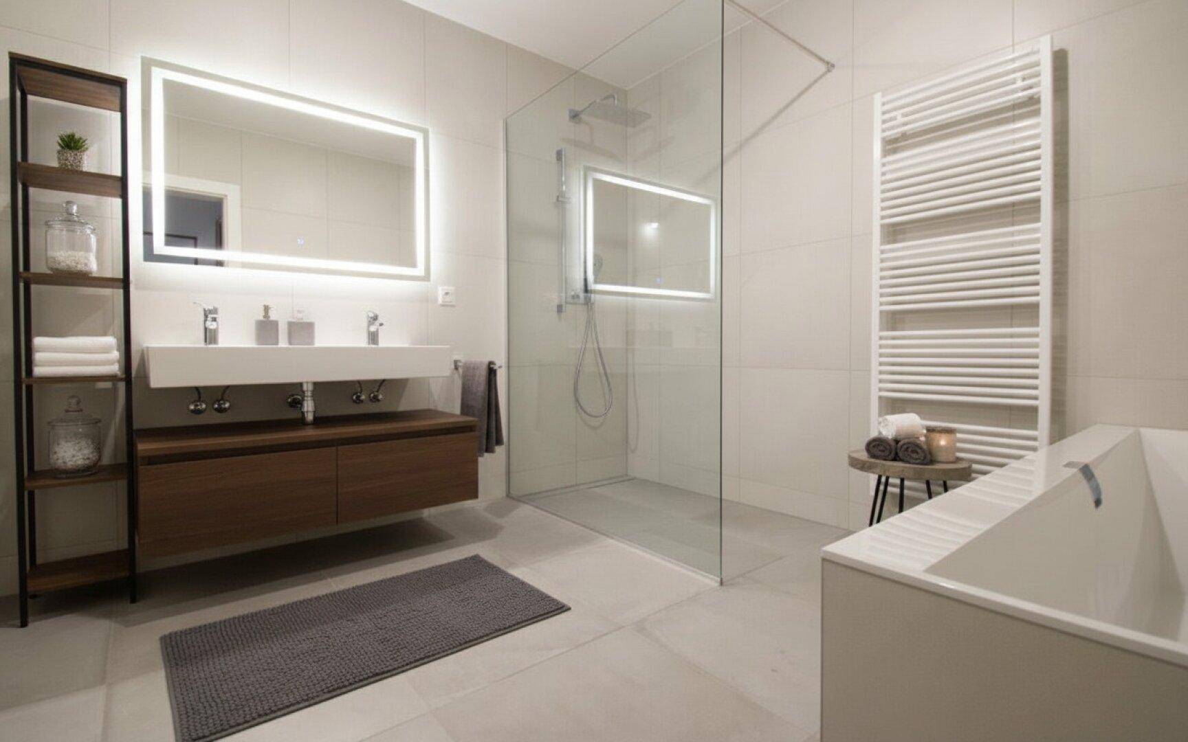 Modernes Badezimmer mit Doppelwaschbecken, großer begehbarer Dusche und Badewanne.