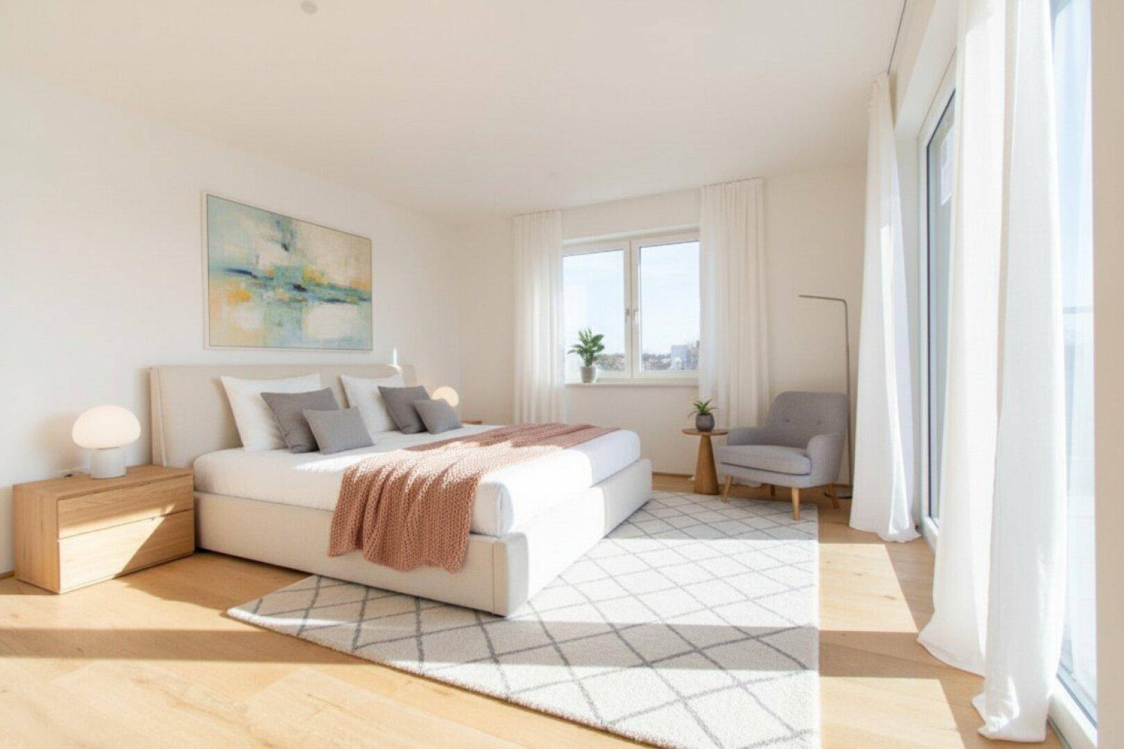 Sonniges Schlafzimmer mit Doppelbett, Holzboden und Zugang zu einem Balkon, der viel Licht hereinlässt.