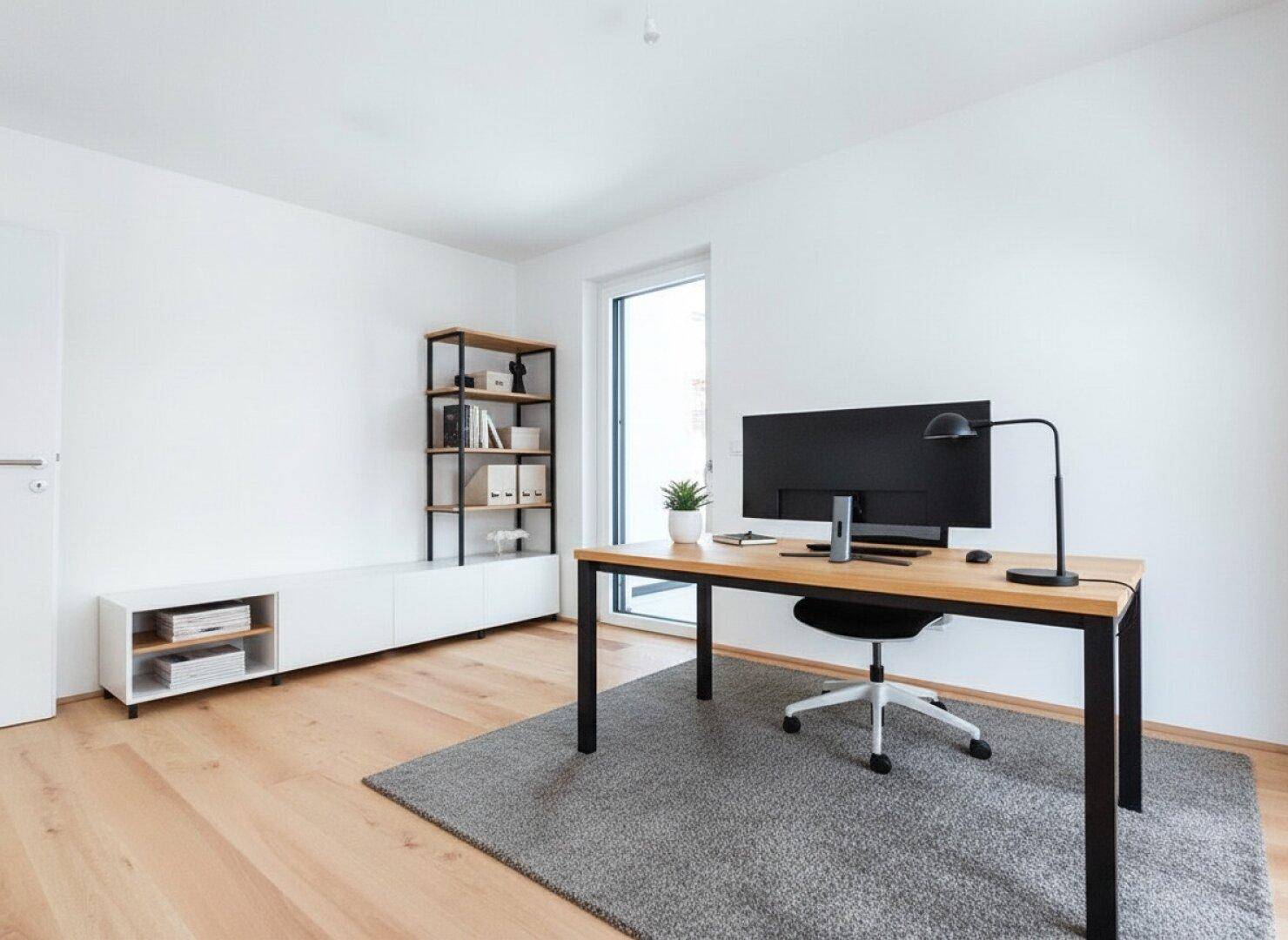Funktionales Arbeitszimmer mit Schreibtisch, Regal und Holzboden, ideal für Home-Office-Tätigkeiten.