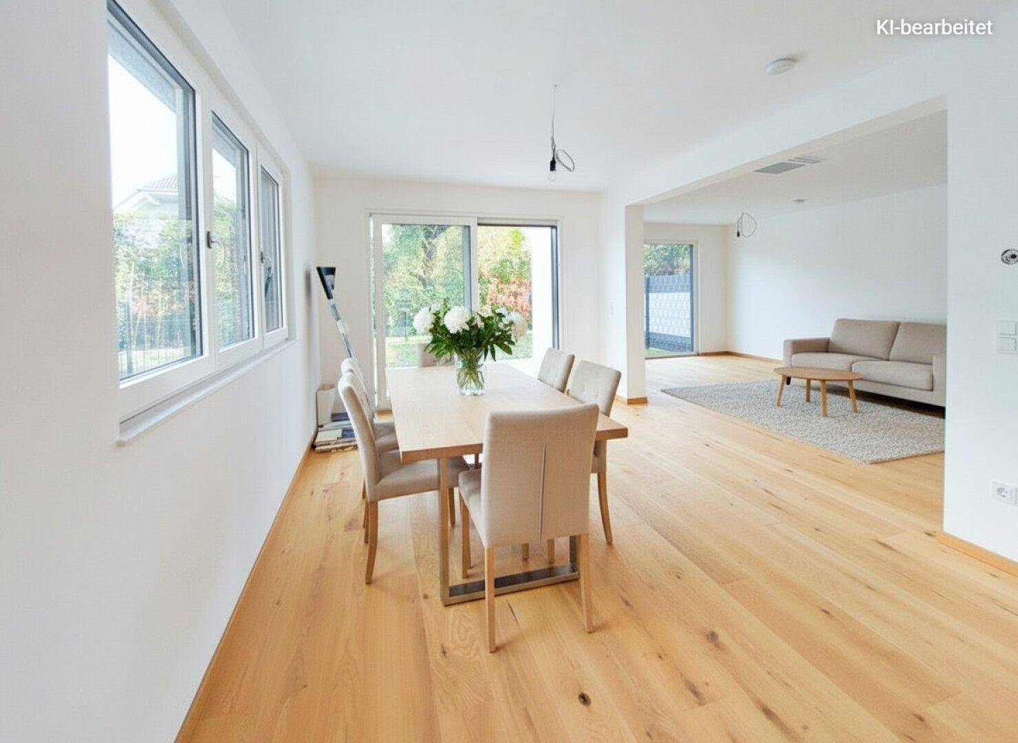 Heller, offener Wohn-Essbereich mit Holzboden und Zugang zur Terrasse.