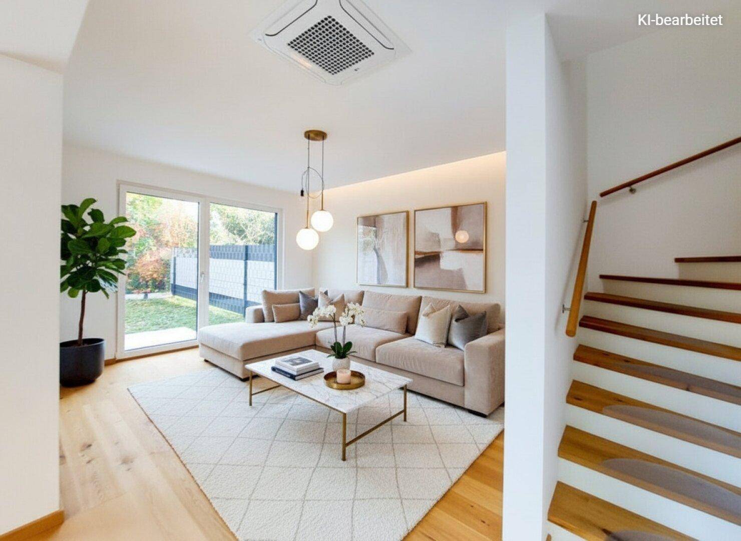 Gemütliches Wohnzimmer mit beigem Sofa, Holzboden und Treppe zum Obergeschoss.
