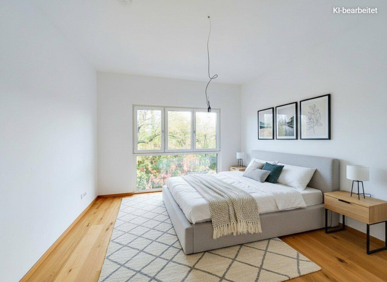 Helles Schlafzimmer mit Holzboden, großem Fenster und modernem Bett.