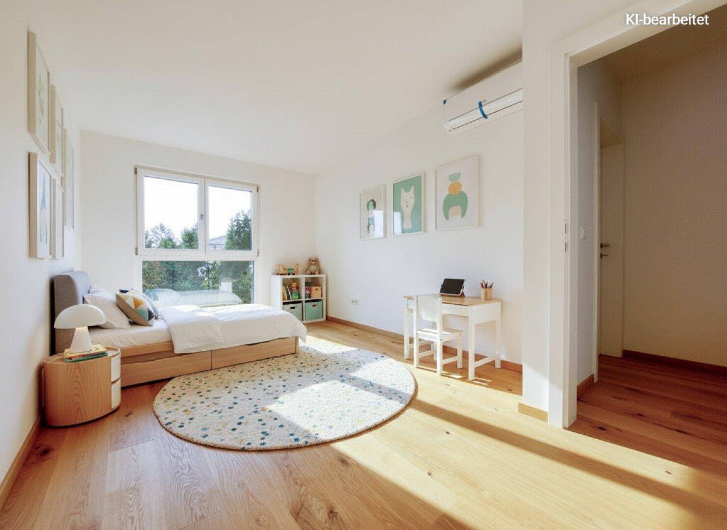Freundliches Kinderzimmer mit Holzboden, großem Fenster und Klimaanlage.
