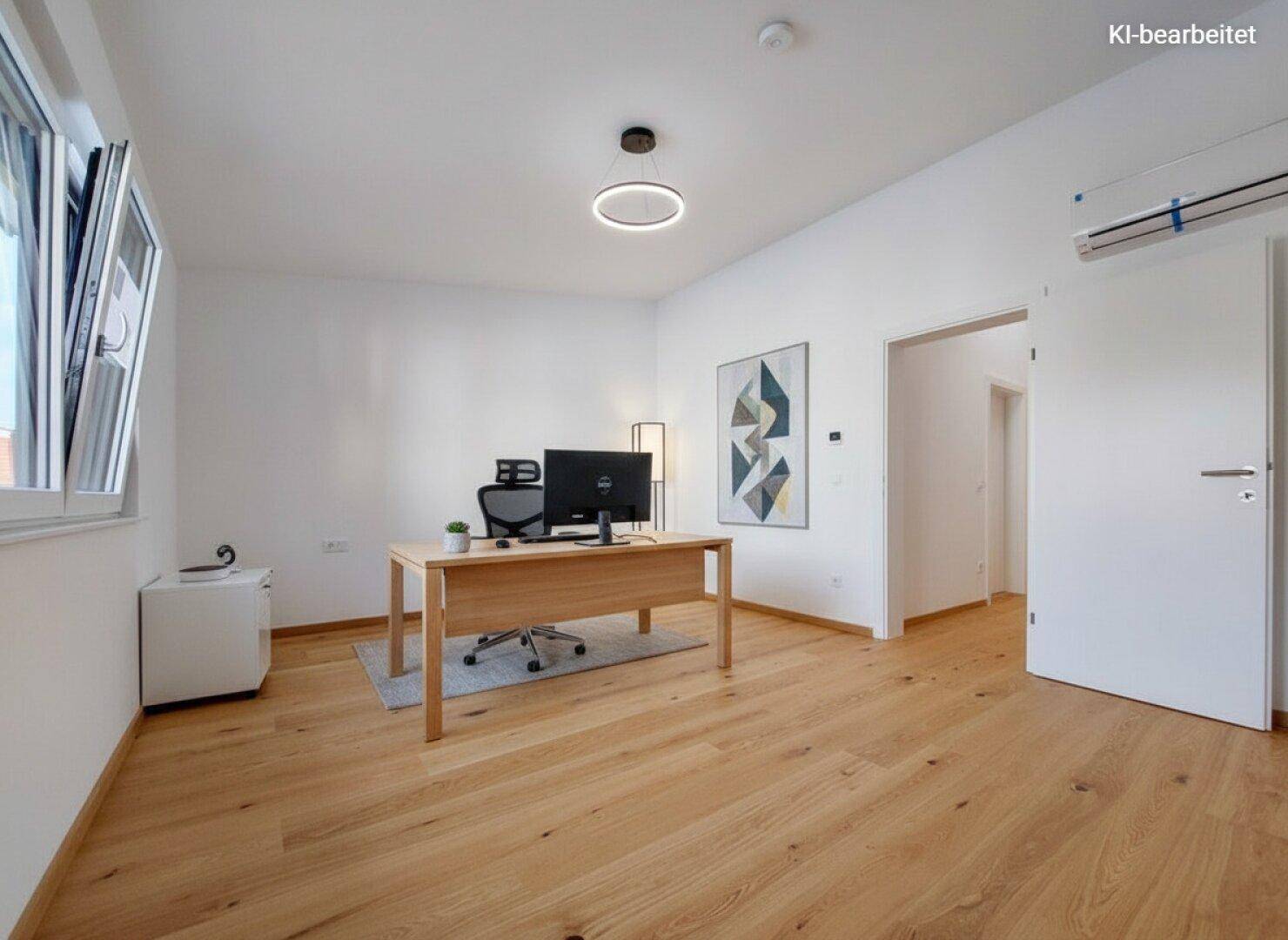 Helles Arbeitszimmer mit Holzboden, großem Fenster und Klimaanlage.