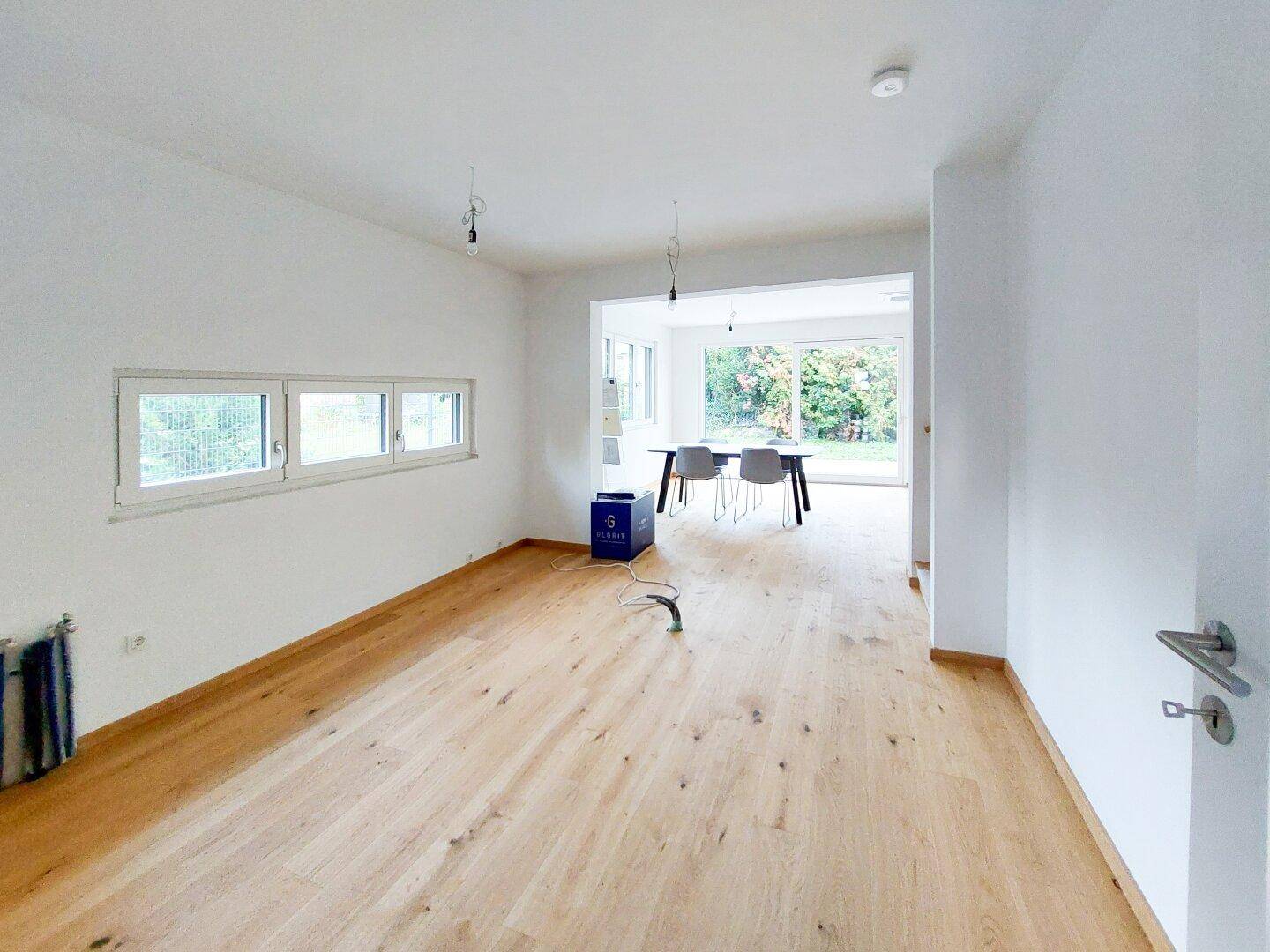 TOP AUSGESTATTETES GLORIT-HAUS IM ERSTBEZUG MIT KLIMA, WÄRMEPUMPE UND PV-ANLAGE! – pohled 3