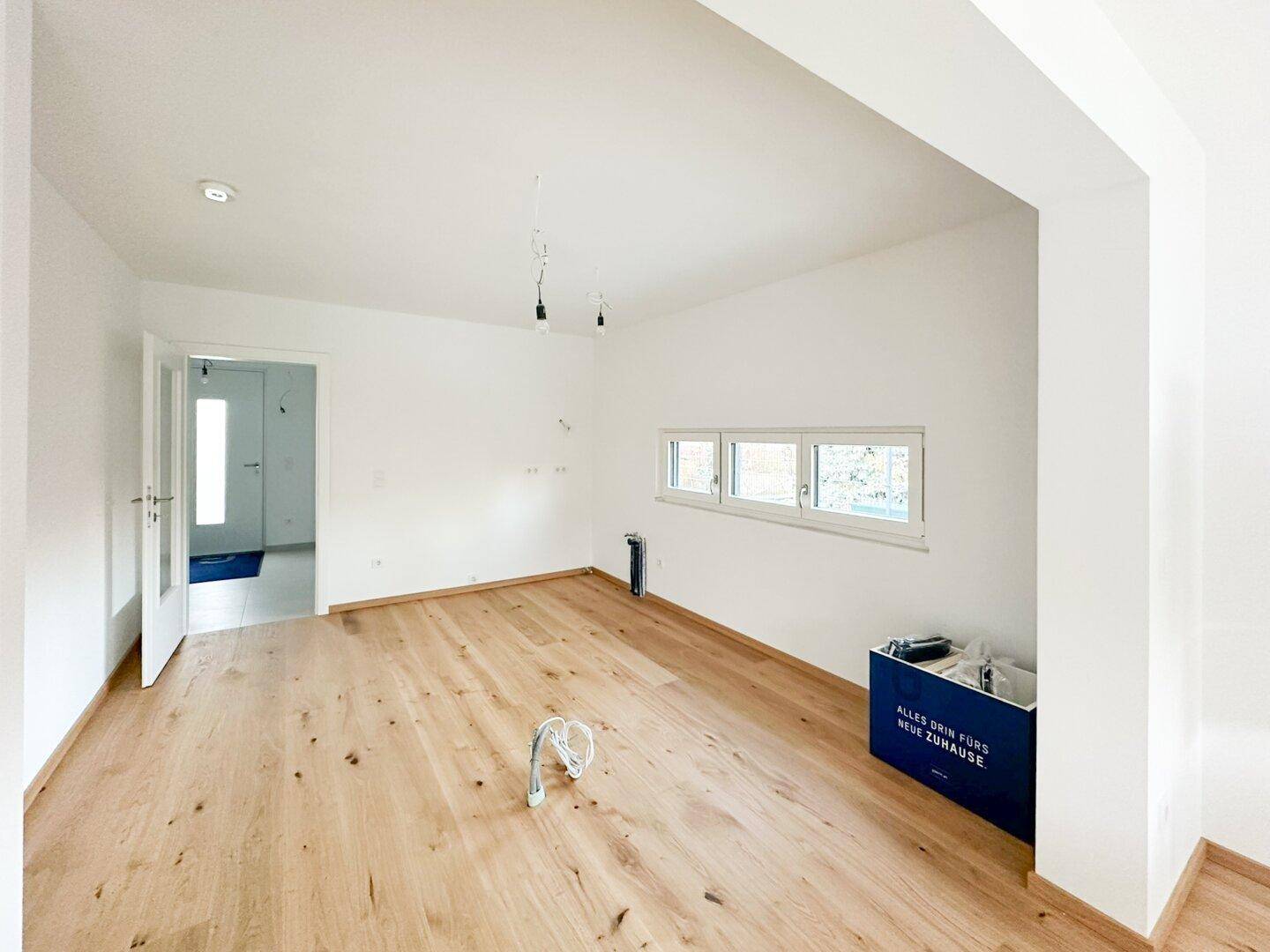 TOP AUSGESTATTETES GLORIT-HAUS IM ERSTBEZUG MIT KLIMA, WÄRMEPUMPE UND PV-ANLAGE! – pohled 4