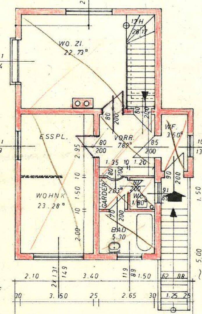 Grundriss des Erdgeschosses mit Wohnzimmer, Essbereich und Badezimmer.