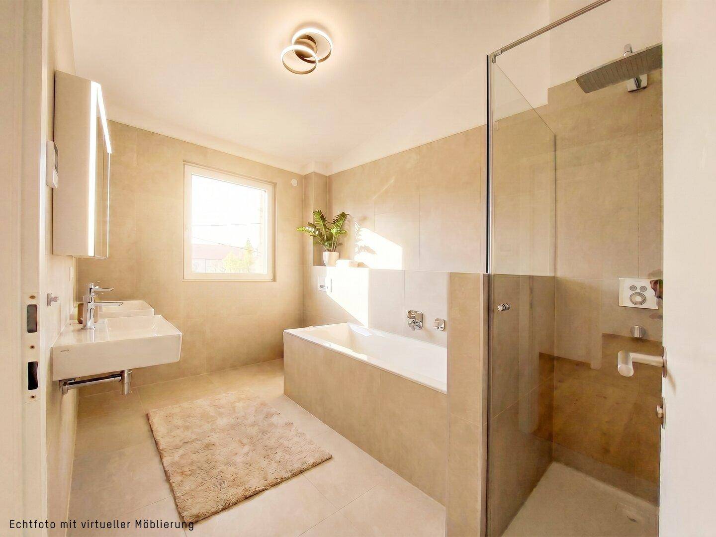 Modernes Badezimmer mit beigefarbenen Fliesen, Doppelwaschbecken, Badewanne und begehbarer Dusche.