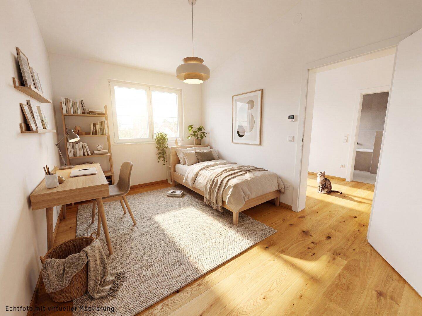 Gemütliches Schlafzimmer mit Holzboden, Schreibtisch und viel natürlichem Licht durch das Fenster.
