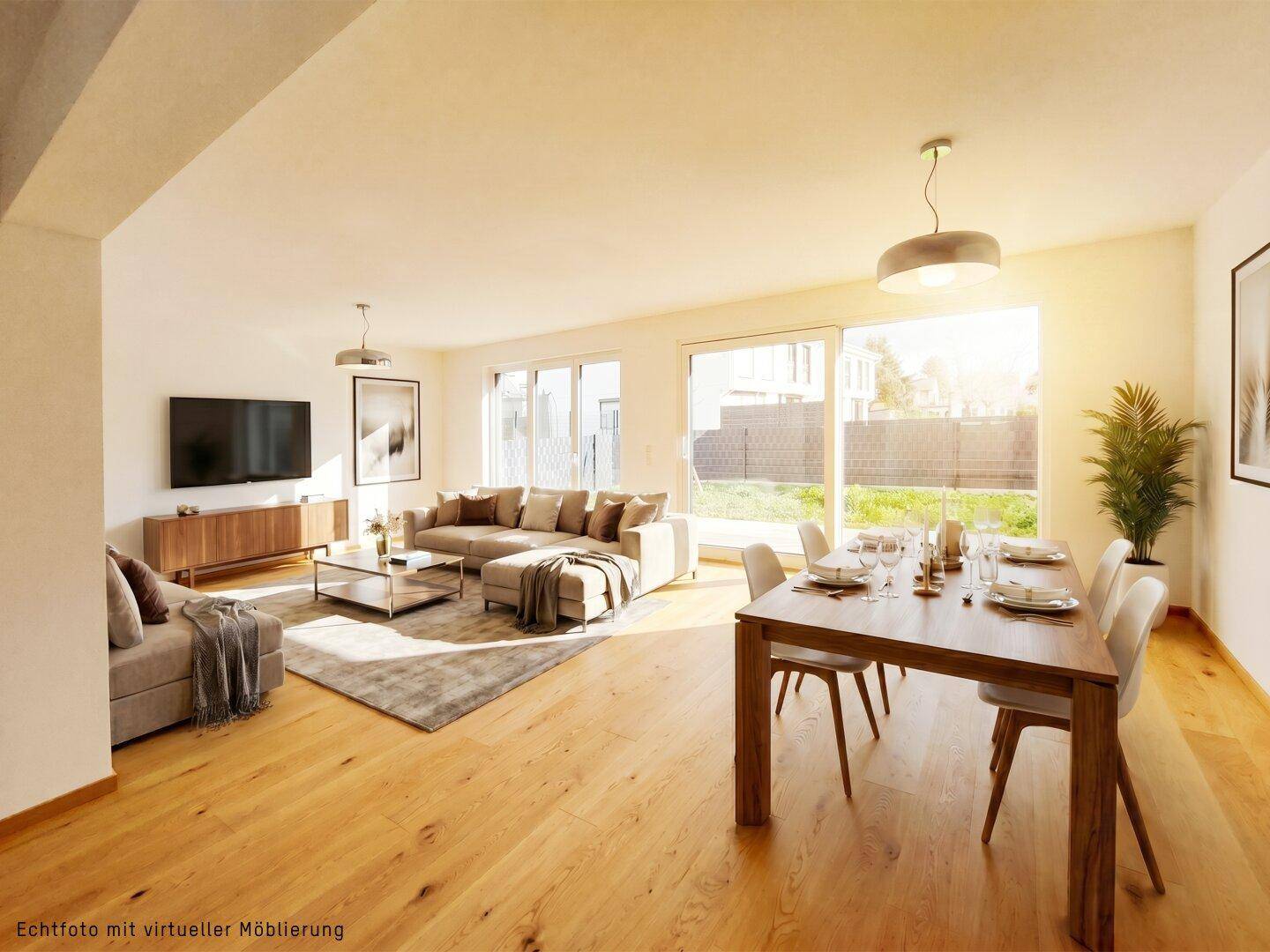 Helles, offen gestaltetes Wohn- und Esszimmer mit Holzboden und Zugang zur Terrasse.
