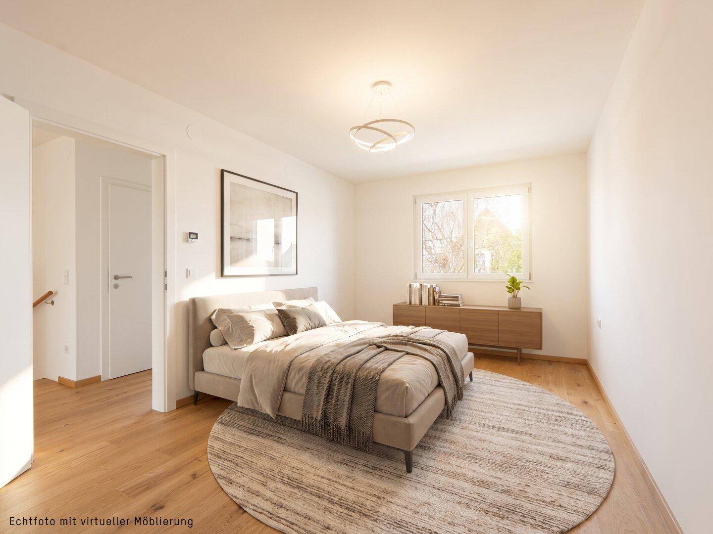 Helles Schlafzimmer mit Eichenparkett, modernem Bett und großem Fenster.