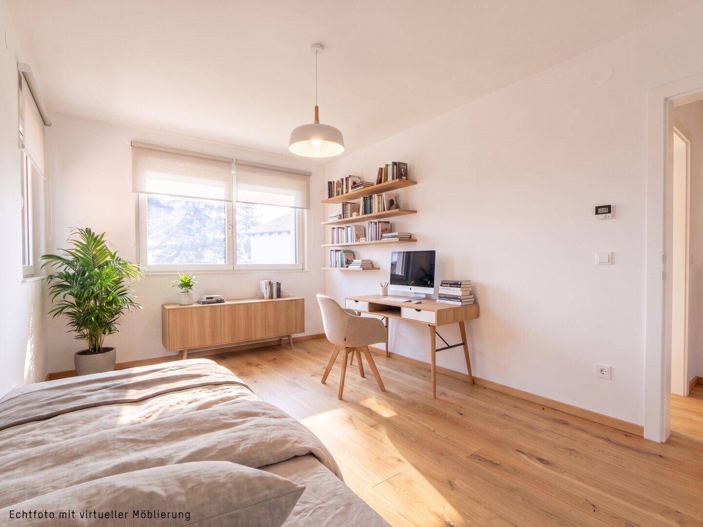 Heller Raum mit Eichenparkett, Schreibtisch und Bücherregalen, ideal als Büro oder Gästezimmer.