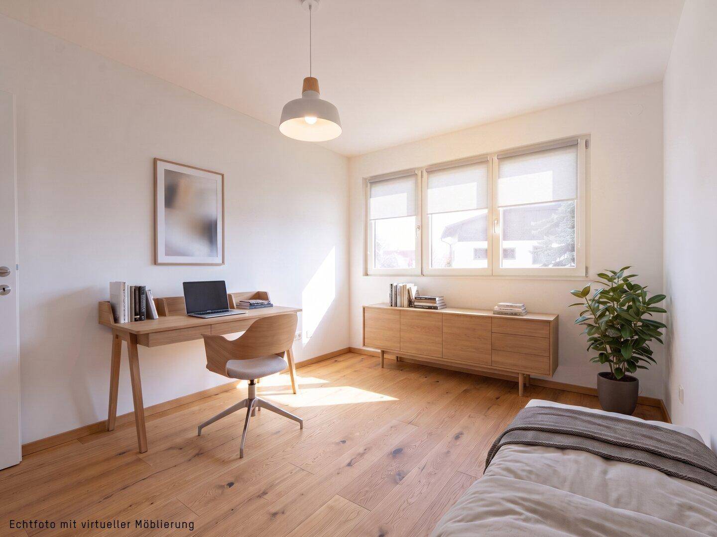 Freundliches Arbeitszimmer mit Eichenparkett, Schreibtisch und viel Tageslicht.