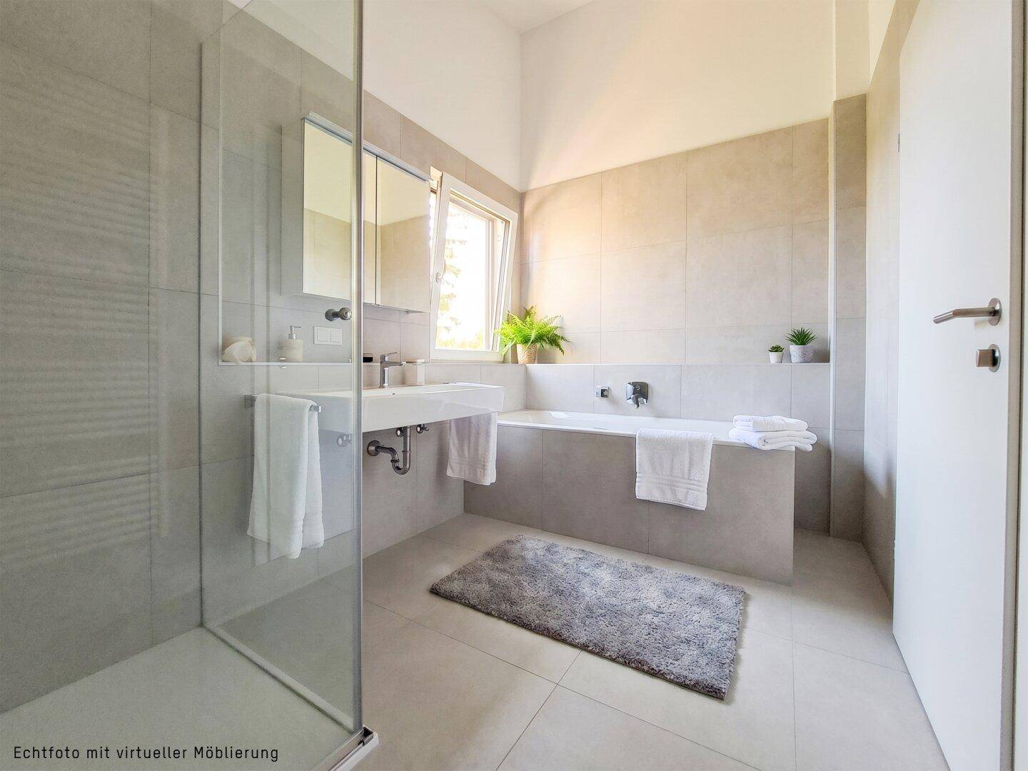 Modernes Badezimmer mit begehbarer Dusche, Badewanne, Einzelwaschbecken und Fenster für Tageslicht.