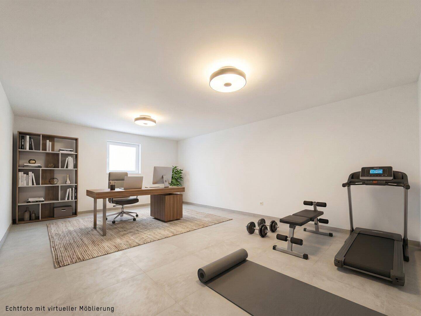 Geräumiger Mehrzweckraum, eingerichtet als Büro und Fitnessbereich mit modernem Bodenbelag.