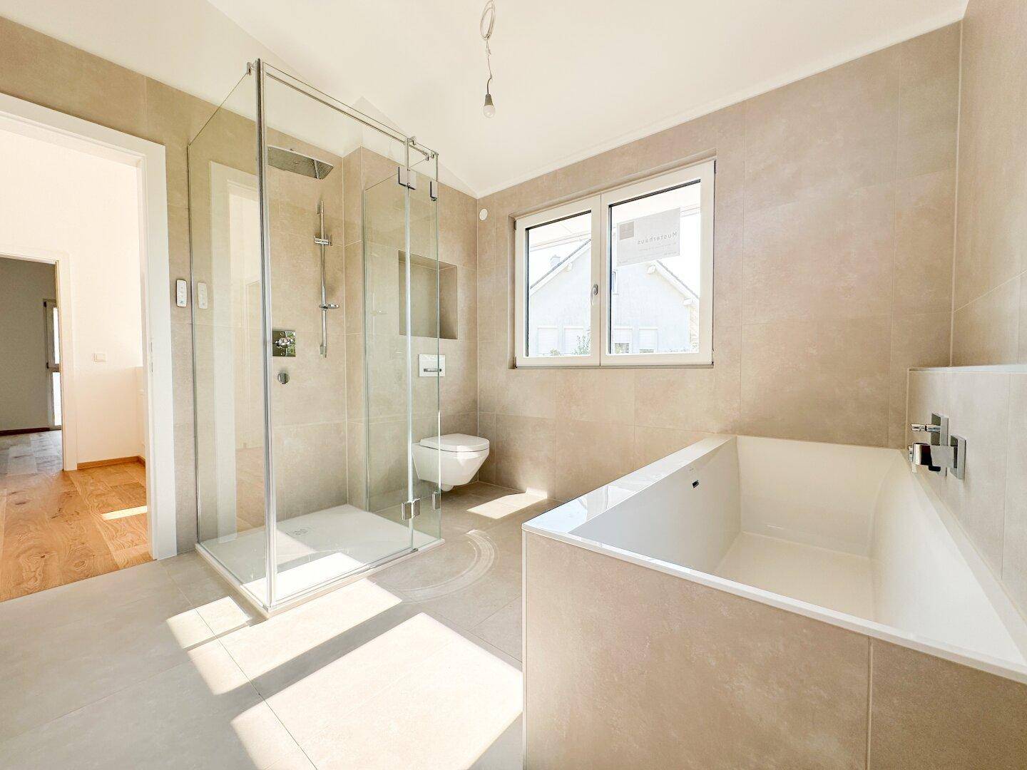 Modernes Badezimmer mit begehbarer Dusche, Badewanne und beigefarbenen Fliesen.