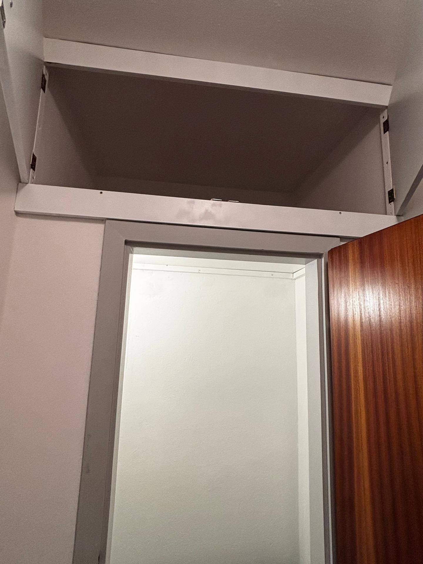 Praktischer Stauraum über einer Tür, ideal für selten genutzte Gegenstände.