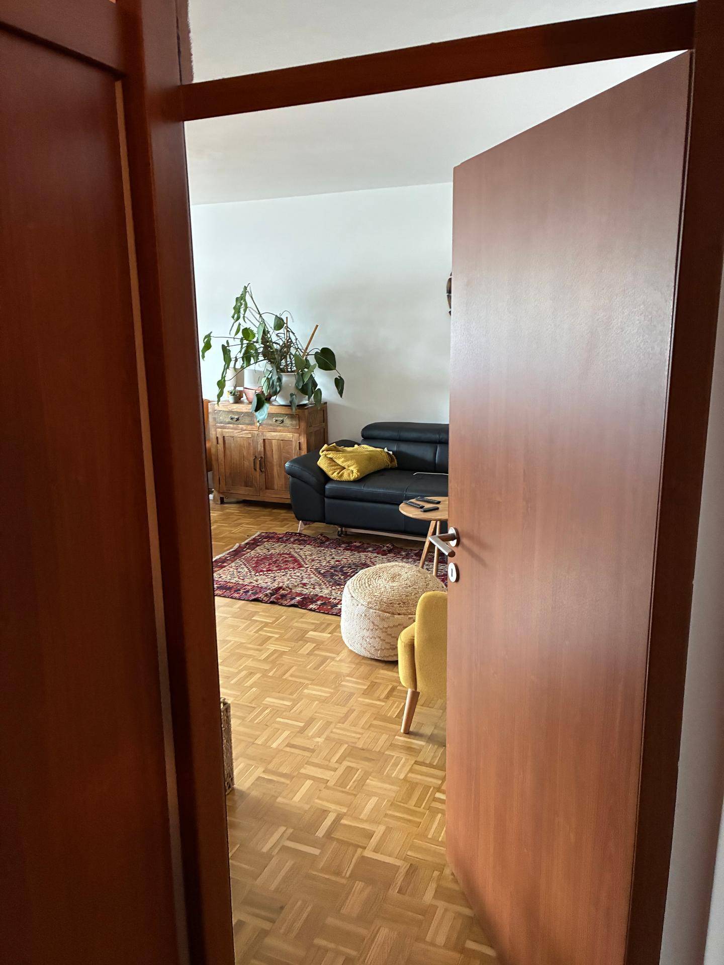 Einladender Blick vom Flur in den offenen Wohn-Essbereich mit gemütlicher Einrichtung.