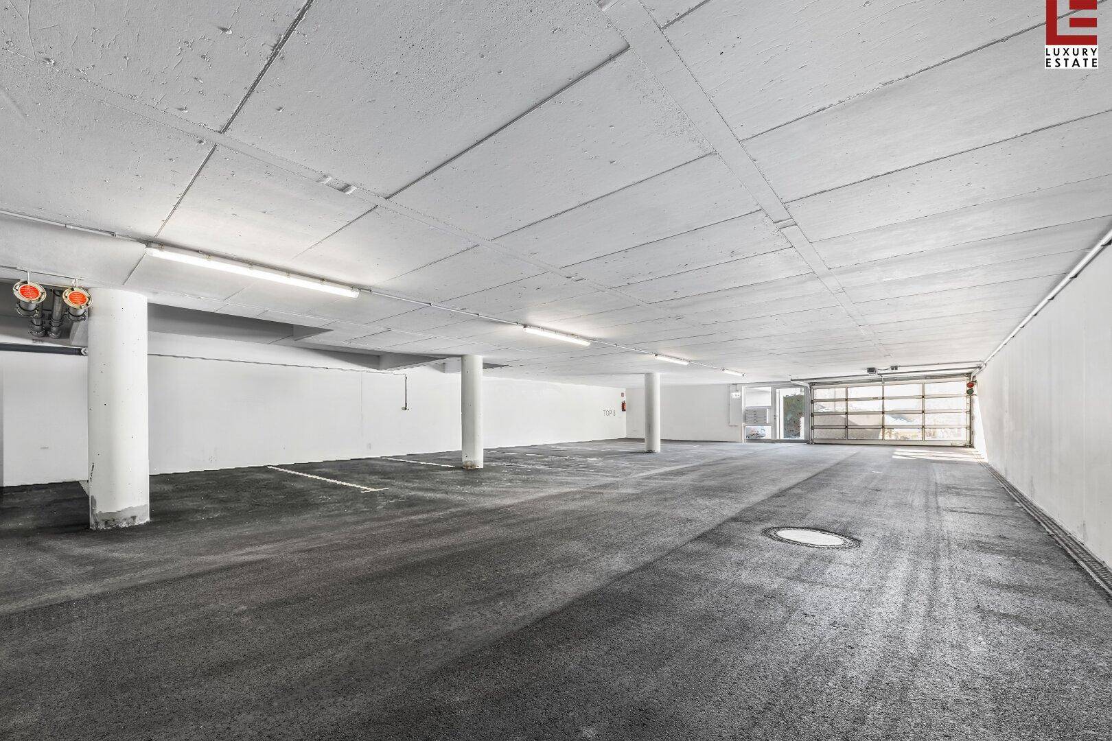 Geräumige Tiefgarage mit ausreichend Stellplätzen und guter Beleuchtung.