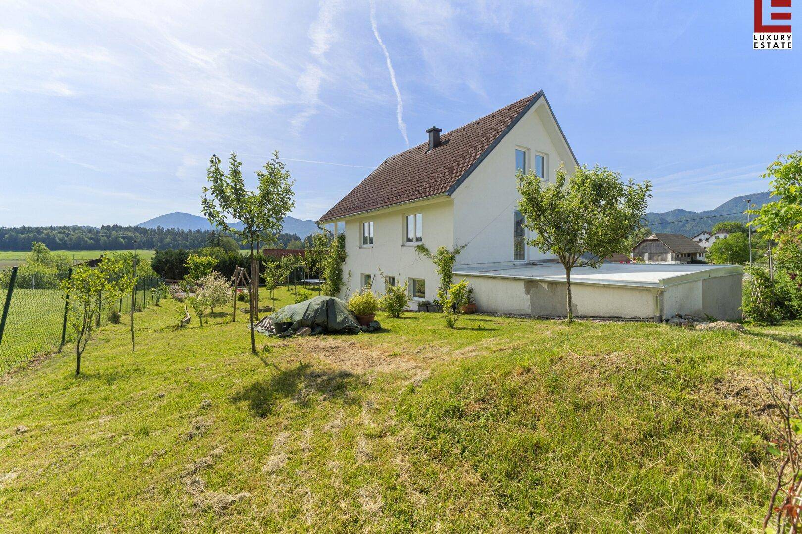 Freistehendes Haus auf einem Hügel mit weitem Blick über die grüne Landschaft.